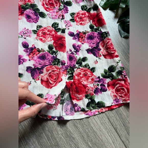 Forever 21 double front slit floral mini skirt. Size M - Picture 4 of 9